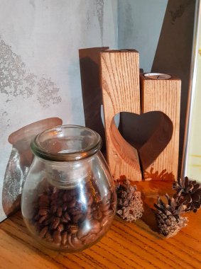 Mum ve şamdanlı kavanoz.