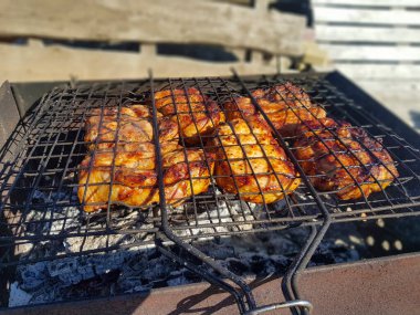      Pişmiş etle barbekü ve ızgara