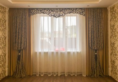 İçerisi güzel perdeler ve tüllerle dolu.