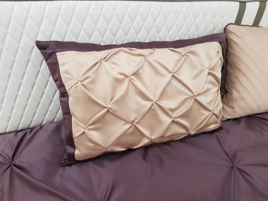 Kabarık bir yastık.