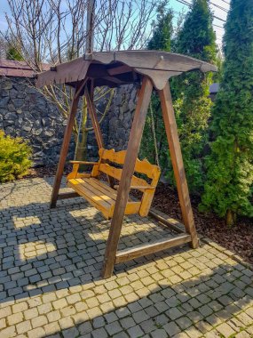 Doğada ahşap bir salıncak