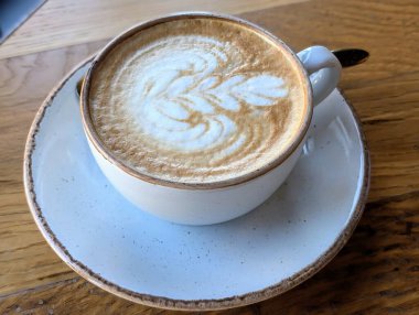 Tabakta bir fincan kapuçino.