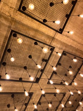 Tavanda tavan arası lambaları asılı.