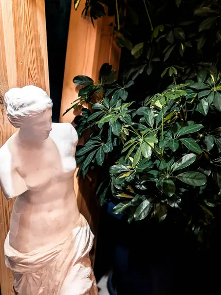 Kafedeki beyaz alçı heykel.