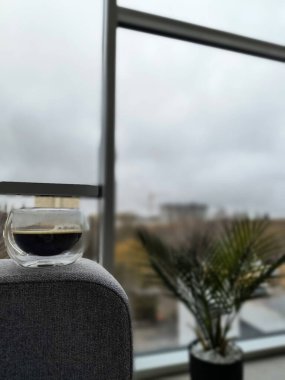 Pencereden kahveyle manzara