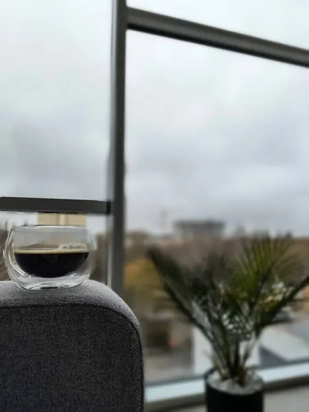 Pencereden kahveyle manzara