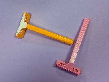 turuncu ve sarı tek kullanımlık jiletler