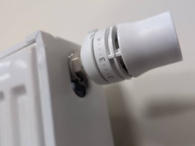 Duvarın ısıtma radyatörünün kontrolörü.