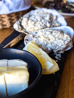 gefilte balığının sunumu