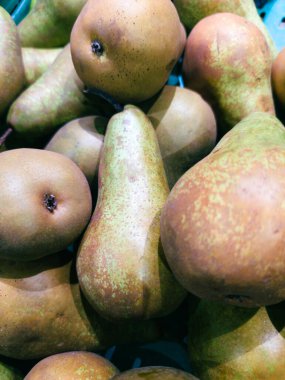 Çiftlik pazarında taze yeşil armutlar