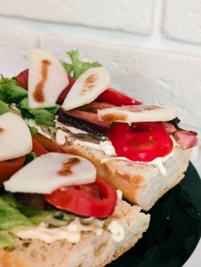 Ciabatta bruschetta ile domates ve armut.