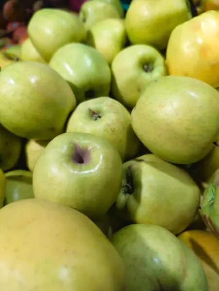 taze yeşil büyük elma arka planı