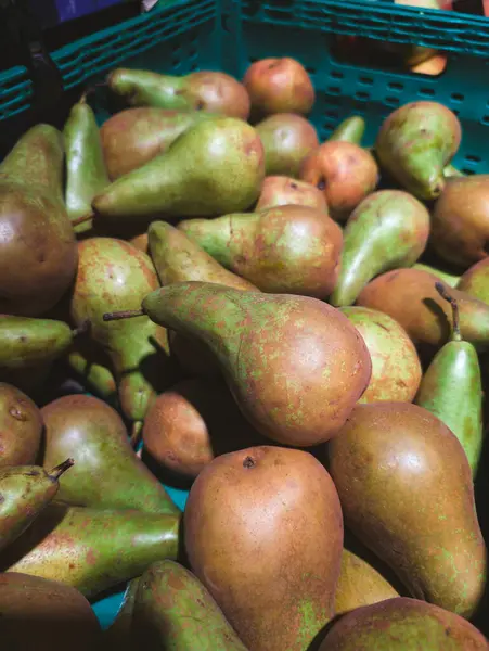 Yeşil kutudaki pazarda armutlar