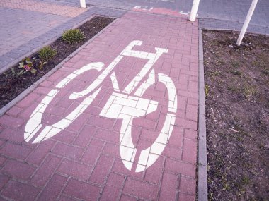 Yoldaki bisiklet yolu tabelası