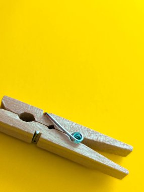 Sarı arkaplanda bir mandal