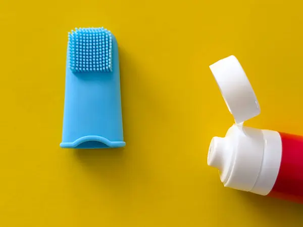 çocuklar için diş fırçası ve diş macunu