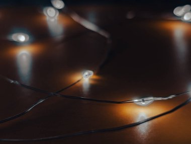 Karanlıkta Noel ışıkları