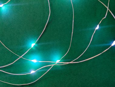 Yeşil arka planda çelenk ışıkları