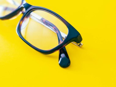 Parlak sarı arka planda gözlük.