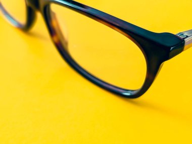 yakın - sarı arkaplanda gözlük