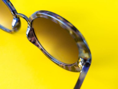 daire şeklindeki güneş gözlüğünü kapat