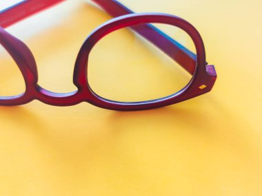 Sarı arka planda kırmızı gözlük.