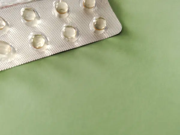 açık yeşil arka planda haplar