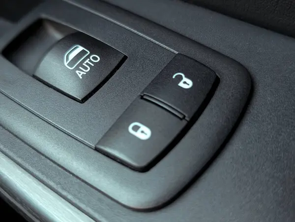 Bir kapı panelindeki araba düğmeleri