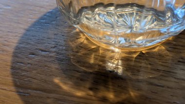 Bir bardak su ışığı yansıması
