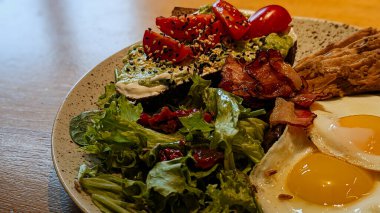 Yumurtalı kahvaltı, yeşil salata ve hindi eti.