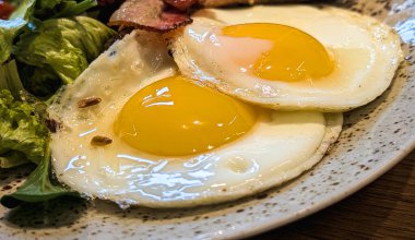 Yumurta ve pastırmalı marul kahvaltısı.