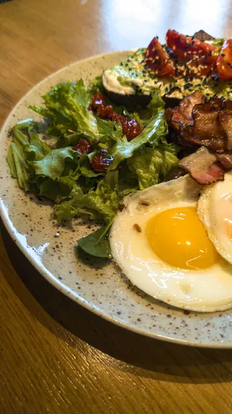 Kahvaltıda yumurta ve salata.