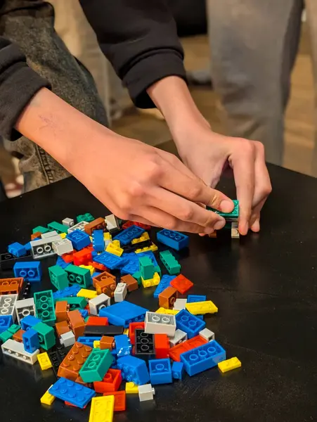 Eller masaya taş monte ediyor.