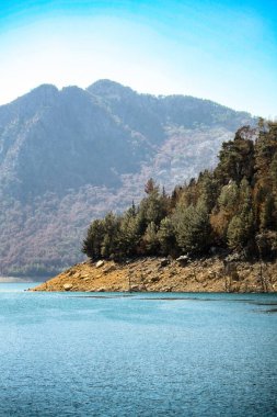 Yeşil Kanyon Türkiye 'de sakin bir dağ gölü