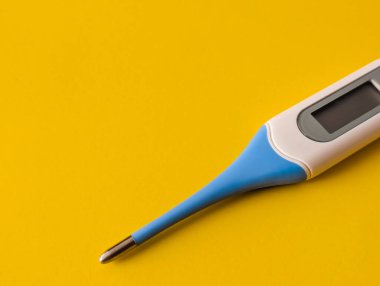 Sarı arkaplanda elektronik termometre