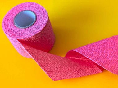Sarı arka planda pembe atletik bant