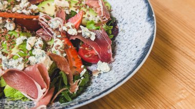 Çilekli taze gurme salatası, vişneli domates, avokado, mavi peynir ve jambon..