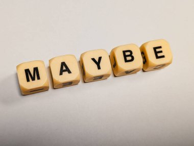 Oyuncak harf küplerinden yapılmış 