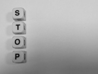 harf küplerinden yapılmış dikey sözcük durdurma