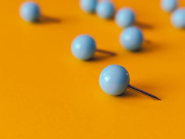 Sarı yüzeyde dağınık mavi raptiyeli parlak ofis arka planı