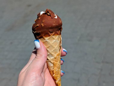 Elde tutulan waffle külahında dondurma.