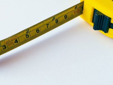 Sarı bant mezurası temiz bir arkaplanda izole edildi