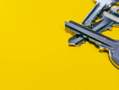 Sarı bir sırtüstü üç ev anahtarı.