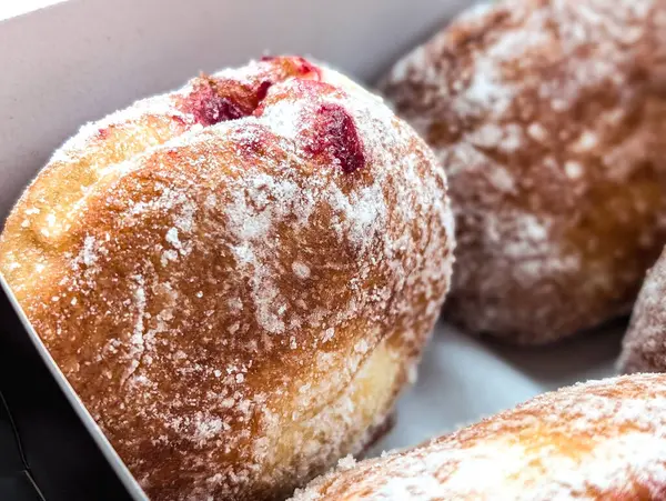 Vişne reçeliyle doldurulmuş taze pişmiş çöreklerin yakın çekimi.