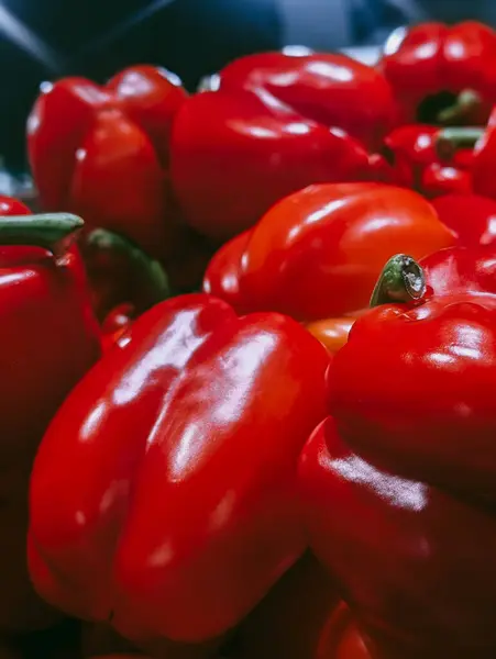 Çiftçi pazarında taze kırmızı dolma biber.