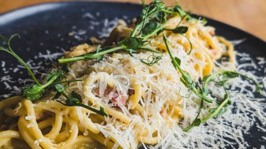 Rendelenmiş peynirli lezzetli spagetti carbonara.