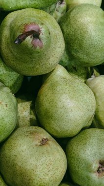 arka planda yeşil armutların dikey fotoğrafı