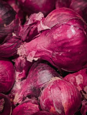 Bir sürü kırmızı soğan yakın plan.