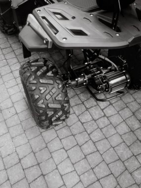 Siyah elektrikli ATV dörtlü motorun dikey siyah beyaz fotoğrafı