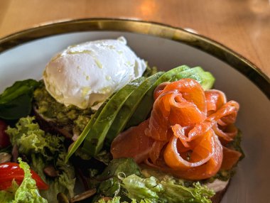 Somon füme ile sağlıklı tost, haşlanmış yumurta, avokado ve yeşil salata.